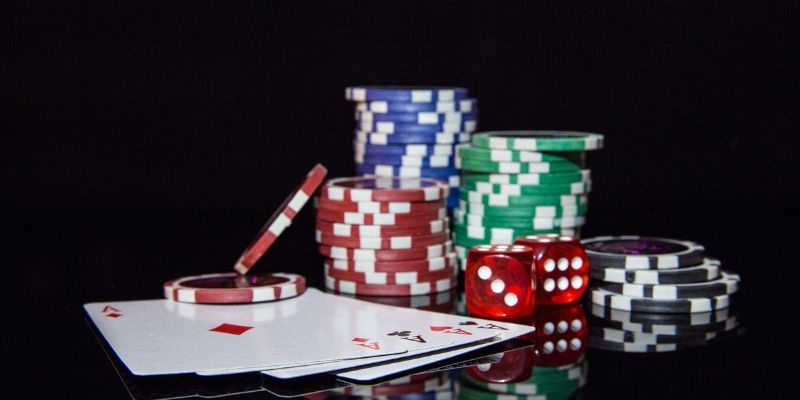 Cách Chơi Poker Chuẩn Nhất 2025 – Luật Chơi & Chiến Thuật Không khí đấu trí căng thẳng tạo sức hút mạnh mẽ